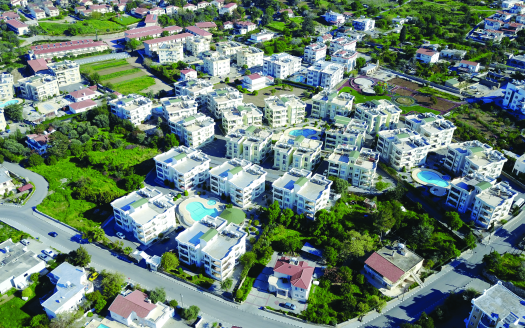 Doğanın merkezindeki Kavanköy Kıbrıs konut projesinin modern görünümü.